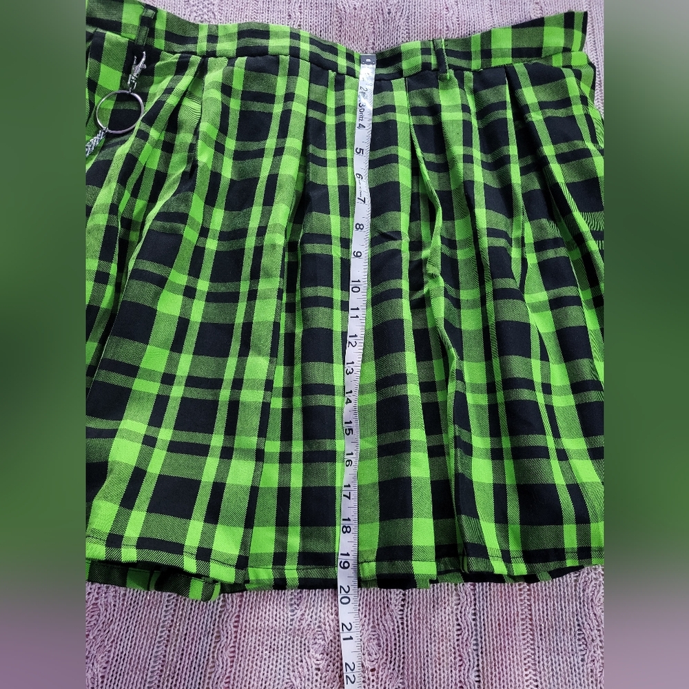 Hot Topic Plaid Green Skirt with Chain Size 3 - Picture 11 of 16